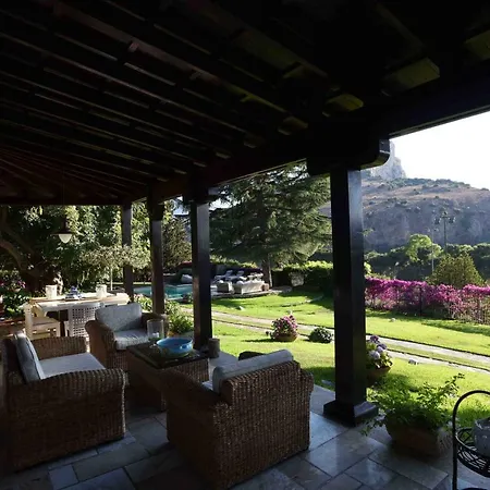 Lolj Con Piscina E Campo Da Tennis Capaci